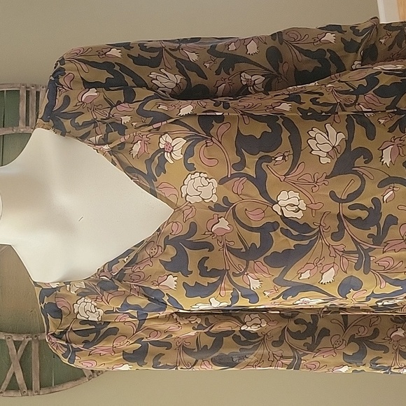 LOFT floral top - Picture 2 of 11